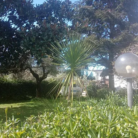 Residenza Casa Nel Verde * 拉默齐亚泰尔默